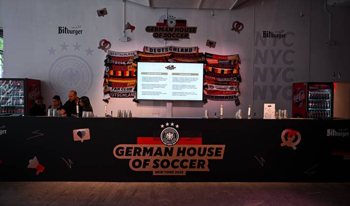 Fussball FIFA WM 2026 11.06.2026 German House of Soccer in Manhattan New York, Pre Opening beim Eroeffnungsspiel der WM 2026, Mexiko - Suedafrika, Innenansicht, Bar