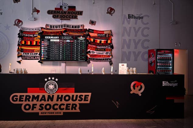 Fussball FIFA WM 2026 11.06.2026 German House of Soccer in Manhattan New York, Pre Opening beim Eroeffnungsspiel der WM 2026, Mexiko - Suedafrika, ein Logo an einer Bar