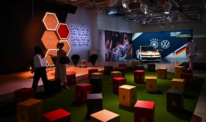 Fussball FIFA WM 2026 11.06.2026 German House of Soccer in Manhattan New York, Pre Opening beim Eroeffnungsspiel der WM 2026, Mexiko - Suedafrika, Innenansicht, Sitzplaetze vor der Videowand