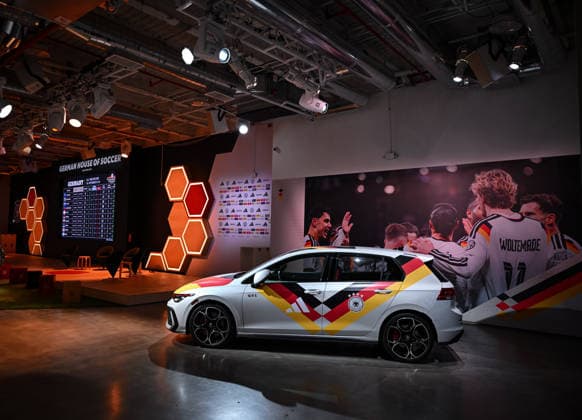 Fussball FIFA WM 2026 11.06.2026 German House of Soccer in Manhattan New York, Pre Opening beim Eroeffnungsspiel der WM 2026, Mexiko - Suedafrika, Innenansicht, Werbepartner VW stellt einen GTI in Trikotfahren aus