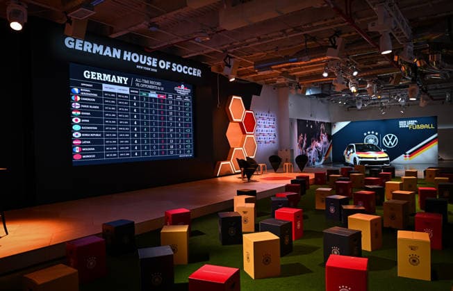 Fussball FIFA WM 2026 11.06.2026 German House of Soccer in Manhattan New York, Pre Opening beim Eroeffnungsspiel der WM 2026, Mexiko - Suedafrika, Innenansicht, Sitzplaetze vor der Videowand