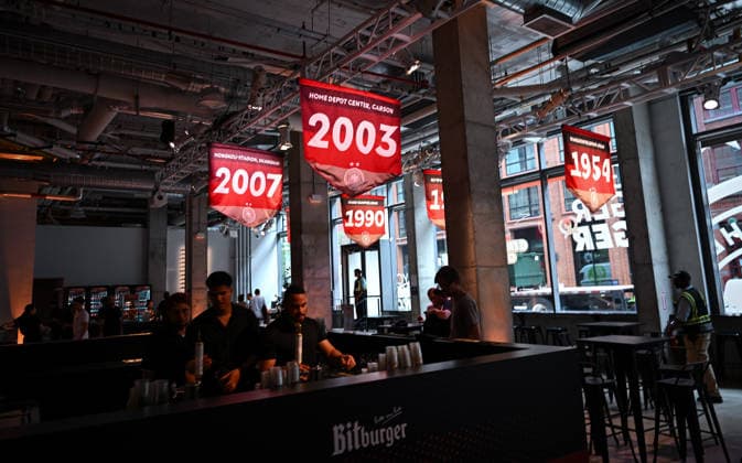 Fussball FIFA WM 2026 11.06.2026 German House of Soccer in Manhattan New York, Pre Opening beim Eroeffnungsspiel der WM 2026, Mexiko - Suedafrika, Wimpel mit den Jahreszahlen der WM Siege Maenner und Frauen