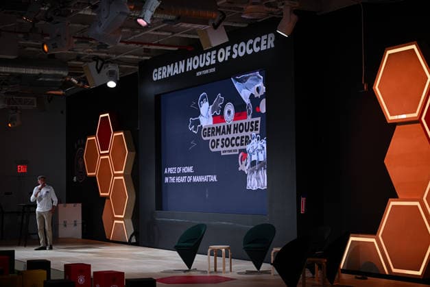 Fussball FIFA WM 2026 11.06.2026 German House of Soccer in Manhattan New York, Pre Opening beim Eroeffnungsspiel der WM 2026, Mexiko - Suedafrika, Innenansicht, Videowand