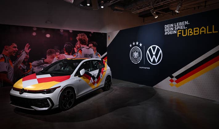 Fussball FIFA WM 2026 11.06.2026 German House of Soccer in Manhattan New York, Pre Opening beim Eroeffnungsspiel der WM 2026, Mexiko - Suedafrika, Innenansicht, Werbepartner VW stellt einen GTI in Trikotfahren aus