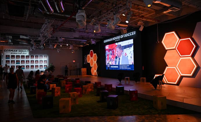 Fussball FIFA WM 2026 11.06.2026 German House of Soccer in Manhattan New York, Pre Opening beim Eroeffnungsspiel der WM 2026, Mexiko - Suedafrika, Innenansicht, Videowand