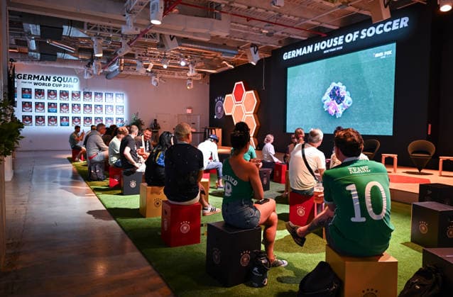 Fussball FIFA WM 2026 11.06.2026 German House of Soccer in Manhattan New York, Pre Opening beim Eroeffnungsspiel der WM 2026, Mexiko - Suedafrika. Fans schauen den Spielbeginn auf der Videowand.