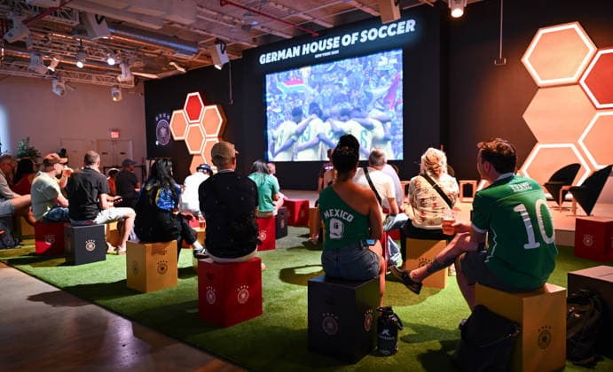 Fussball FIFA WM 2026 11.06.2026 German House of Soccer in Manhattan New York, Pre Opening beim Eroeffnungsspiel der WM 2026, Mexiko - Suedafrika. Fans schauen den Spielbeginn auf der Videowand.