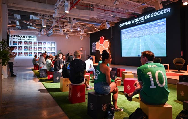 Fussball FIFA WM 2026 11.06.2026 German House of Soccer in Manhattan New York, Pre Opening beim Eroeffnungsspiel der WM 2026, Mexiko - Suedafrika. Fans schauen den Spielbeginn auf der Videowand.