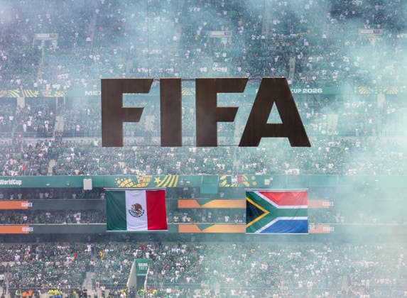 Fußball, Herren, FIFA World Cup, WM, Weltmeisterschaft, Fussball 2026 in Mexiko, Kanada und USA, Eröffnungsspiel in Mexiko-City (Gruppe A, 1. Spieltag), Mexiko - Südafrika, FIFA-Logo und Flaggen beider Teams werden ans Dach gezogen, 11.06. 2026, *** Soccer, Men, FIFA World Cup 2026 in Mexico, Canada and USA, Opening match in Mexico City Group A, 1 match day , Mexico South Africa, FIFA logo and flags of both teams are pulled to the roof, 11 06 2026, Copyright: xMatthiasxKochx