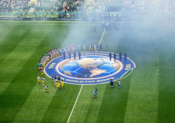 Fußball, Herren, FIFA World Cup, WM, Weltmeisterschaft, Fussball 2026 in Mexiko, Kanada und USA, Eröffnungsspiel in Mexiko-City (Gruppe A, 1. Spieltag), Mexiko - Südafrika, beide Mannschaften zur Begrüßung und Handshakes am Mittelkreis, 11.06. 2026, *** Soccer, Men, FIFA World Cup 2026 in Mexico, Canada and USA, Opening match in Mexico City Group A, Matchday 1 , Mexico South Africa, both teams greeting and handshakes at the center circle, 11 06 2026, Copyright: xMatthiasxKochx