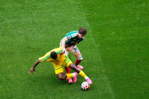 Mexico v South Africa - FIFA World Cup, WM, Weltmeisterschaft, Fussball 2026 - Group A MEXICO CITY, MEXICO - JUNE 11: Brian Gutierrez (26) of Mexico in action against Mbokazi (14) of South Africa during the World Cup First Stage Group A match between Mexico and South Africa at Estadio Azteca (Mexico Stadium) in Mexico City, Mexico on June 11, 2026. Jose Hernandez Anadolu Mexico City Mexico. Editorial use only. Please get in touch for any other usage.  Copyright: x2026xAnadoluxJosexHernandezx