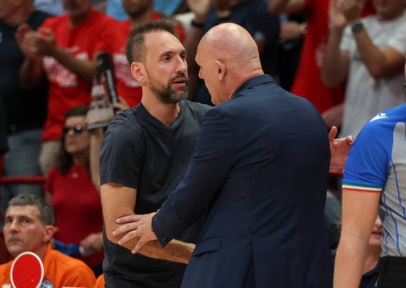 Foto IPP Roberto Bregani Milano 11 06 2026 Campionato Italiano Serie A di Pallacanestro 2025 2026 Finale play-off, gara 1 EA7 Emporio Armani Milano vs Umana Reyer Venezia Nella foto il saluto tra l allenatore dell EA7 Emporio Armani Milano, Giuseppe Peppe Poeta e l allenatore dell Umana Reyer Venezia, Neven Spahija al termine della gara. Italy Photo Press World Copyright. italy ITALY  Copyright: xR4924_italyphotopressx