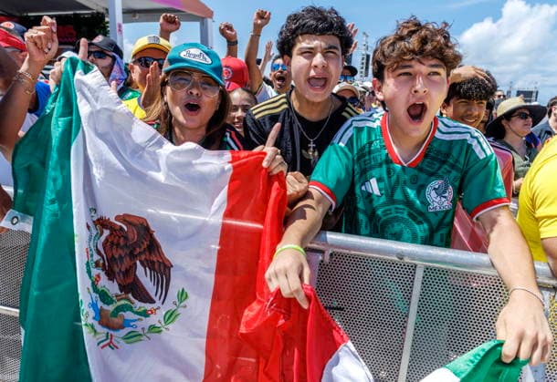 FIFA World Cup, WM, Weltmeisterschaft, Fussball 2026 Mexico vs South Africa match watch party in Miami People attend the FIFA World Cup 2026 Mexico vs South Africa match watch party in Miami Beach, Florida, USA, 11 June 2026. MIAMI FLORIDA United States  Copyright: xCRISTOBALxHERRERA-ULASHKEVICHx
