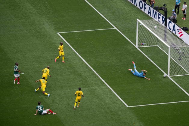 Fußball, Herren, FIFA World Cup, WM, Weltmeisterschaft, Fussball 2026 in Mexiko, Kanada und USA, Eröffnungsspiel in Mexiko-City (Gruppe A, 1. Spieltag), Mexiko - Südafrika, v. l. Julian Quinones (Mexiko), Brian Gutierrez (Mexiko), Ime Okon (Südafrika), Khuliso Mudau (Südafrika), Nkosinathi Sibisi (Südafrika), Aubrey Modiba (Südafrika), Torhüter Ronwen Williams (Südafrika), 11.06. 2026,