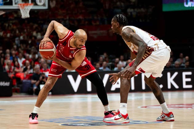 IPA85587472 - Shavon Shields (Olimpia Milano) in action against Jordan Parks (Umana Reyer Venezia) during the Playoffs - Final - EA7 Emporio Armani Milano vs. Umana Reyer Venezia, an Italian Basketball Serie A game in Milan, Italy, on June 11, 2026  Copyright: xSaraxAngelica IPAxSportx xx 85587472