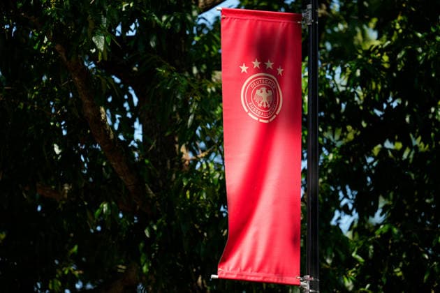 Eine Fahne des Deutschen Fussball-Bundes weht vor dem W. Dennie Spry Soccer Stadium auf dem Campus der Wake Forest University. Die deutsche Nationalmannschaft nutzt die Anlage waehrend ihres Base Camps als Trainingsstaette. USA, Deutsche Fussballnationalmannschaft, Base Camp, Winston-Salem, 11.06.2026 USA, Deutsche Fussballnationalmannschaft, Base Camp, Winston-Salem, 11.06.2026 Winston-Salem