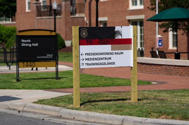 Wegweiser auf dem Campus der Wake Forest University kennzeichnen Standorte des Base Camps der deutschen Nationalmannschaft. USA, Deutsche Fussballnationalmannschaft, Base Camp, Winston-Salem, 11.06.2026 USA, Deutsche Fussballnationalmannschaft, Base Camp, Winston-Salem, 11.06.2026 Winston-Salem