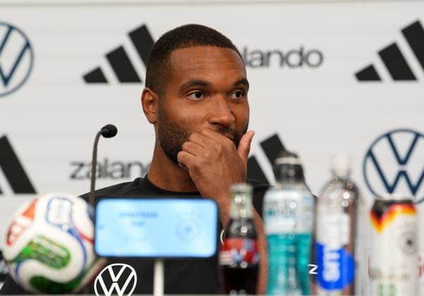 Jonathan Tah (Deutschland, 4) nimmt an Pressekonferenz. USA, Deutsche Fussballnationalmannschaft, Pressekonferenz, Winston-Salem, 11.06.2026 USA, Deutsche Fussballnationalmannschaft, Pressekonferenz, Winston-Salem, 11.06.2026 Winston-Salem
