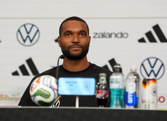 Jonathan Tah (Deutschland, 4) nimmt an Pressekonferenz. USA, Deutsche Fussballnationalmannschaft, Pressekonferenz, Winston-Salem, 11.06.2026 USA, Deutsche Fussballnationalmannschaft, Pressekonferenz, Winston-Salem, 11.06.2026 Winston-Salem