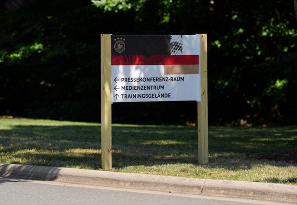 Wegweiser auf dem Campus der Wake Forest University kennzeichnen Standorte des Base Camps der deutschen Nationalmannschaft. USA, Deutsche Fussballnationalmannschaft, Base Camp, Winston-Salem, 11.06.2026 USA, Deutsche Fussballnationalmannschaft, Base Camp, Winston-Salem, 11.06.2026 Winston-Salem