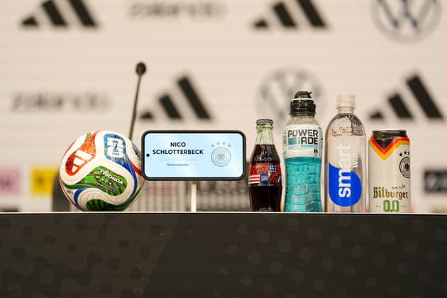 Ein Platz auf dem Podium ist fuer Nico Schlotterbeck (Deutschland, 15) vor einer Pressekonferenz der deutschen Nationalmannschaft vorbereitet. Mikrofon und Namensschild sind bereitgestellt. USA, Deutsche Fussballnationalmannschaft, Pressekonferenz, Winston-Salem, 11.06.2026 USA, Deutsche Fussballnationalmannschaft, Pressekonferenz, Winston-Salem, 11.06.2026 Winston-Salem