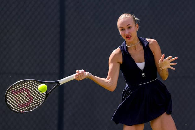 ROSMALEN, NETHERLANDS - JUNE 11: Anastasia Potapova of Austria plays a forehand in her Women s Singles Second Round match against Zeynep Sonmez of Turkey during Day 4 of the Libema Open Grass Court Championships at the Autotron on June 11, 2026 in Rosmalen, Netherlands.  Copyright: xRenexNijhuis MBxMediax