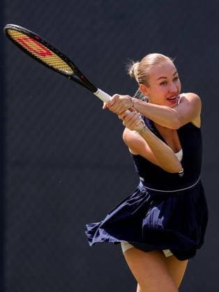 ROSMALEN, NETHERLANDS - JUNE 11: Anastasia Potapova of Austria plays a backhand in her Women s Singles Second Round match against Zeynep Sonmez of Turkey during Day 4 of the Libema Open Grass Court Championships at the Autotron on June 11, 2026 in Rosmalen, Netherlands.  Copyright: xRenexNijhuis MBxMediax