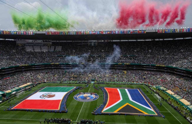 Fußball, Herren, FIFA World Cup, WM, Weltmeisterschaft, Fussball 2026 in Mexiko, Kanada und USA, Eröffnungsspiel in Mexiko-City (Gruppe A, 1. Spieltag), Mexiko - Südafrika, Übersicht beim Einlaufen beider Teams, 11.06. 2026,