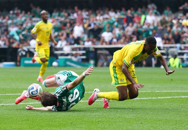 South Africa s Sphephelo Sithole tackles Mexico s Brian Gutierrez just outside the box in the second half of a FIFA World Cup, WM, Weltmeisterschaft, Fussball match at Aztec Stadium in Mexico City, Mexico, on Thursday, June 11, 2026. Sithole was given a red card and sent off after the play.  MEX20260611912 CHRISTIANxBRUNSKILL