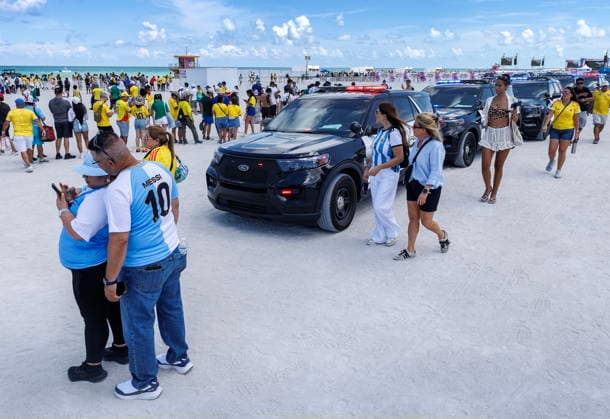 FIFA World Cup, WM, Weltmeisterschaft, Fussball 2026 Mexico vs South Africa match watch party in Miami People arrive to attend the FIFA World Cup 2026 Mexico vs South Africa match watch party in Miami Beach, Florida, USA, 11 June 2026. MIAMI FLORIDA United States  Copyright: xCRISTOBALxHERRERA-ULASHKEVICHx