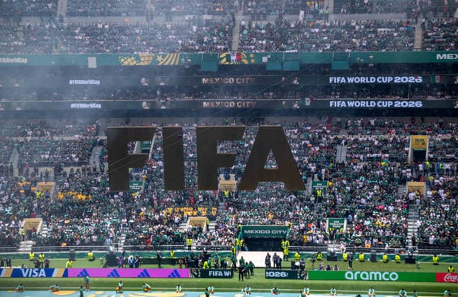 Fußball, Herren, FIFA World Cup, WM, Weltmeisterschaft, Fussball 2026 in Mexiko, Kanada und USA, Eröffnungsspiel in Mexiko-City (Gruppe A, 1. Spieltag), Mexiko - Südafrika, FIFA-Logo wird ans Dach gezogen, 11.06. 2026,
