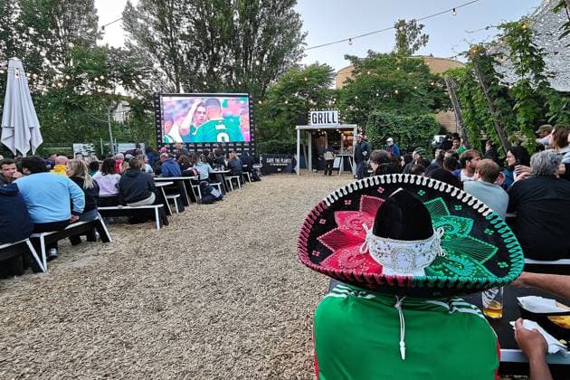 Berlin, Deutschland, 11.06.2026: BRLO Brwhouse: Public Viewing zur Fußball-Weltmeisterschaft: Fans und Interessierte sitzten beim Eröffnungsspiel Mexiko-Südafrika in einem Biergarten und betrachten das Spiel auf einer Großleinwand