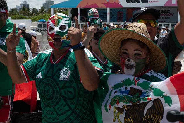 Miami Beach hosts free public kickoff watch party for FIFA World MIAMI BEACH, FLORIDA, UNITED STATES - JUNE 11: Mexican fans, with their faces painted in the colors of the flag and wearing traditional Mexican wrestling masks, celebrate on the beach during the live broadcast of the opening ceremony of the 2026 FIFA World Cup, WM, Weltmeisterschaft, Fussball and the opening match between Mexico and South Africa on giant screens located along the boardwalk in Miami Beach, Florida, on June 11, 2026. Jesus Olarte Anadolu Miami United States. Editorial use only. Please get in touch for any other usage.  Copyright: x2026xAnadoluxJesusxOlartex