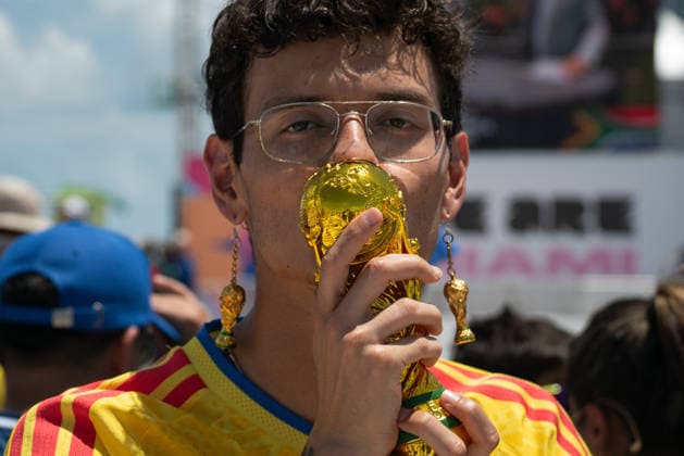 Miami Beach hosts free public kickoff watch party for FIFA World MIAMI BEACH, FLORIDA, UNITED STATES - JUNE 11: A Colombian fan kisses a small World Cup statue on the beach during the live broadcast of the opening ceremony of the 2026 FIFA World Cup, WM, Weltmeisterschaft, Fussball and the opening match between Mexico and South Africa on giant screens located along the boardwalk in Miami Beach, Florida, on June 11, 2026. Jesus Olarte Anadolu Miami United States. Editorial use only. Please get in touch for any other usage.  Copyright: x2026xAnadoluxJesusxOlartex