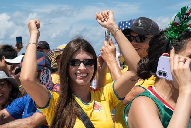 Miami Beach hosts free public kickoff watch party for FIFA World MIAMI BEACH, FLORIDA, UNITED STATES - JUNE 11: A Colombian fan celebrates on the beach during the live broadcast of the opening ceremony of the 2026 FIFA World Cup, WM, Weltmeisterschaft, Fussball and the opening match between Mexico and South Africa on giant screens located along the boardwalk in Miami Beach, Florida, on June 11, 2026. Jesus Olarte Anadolu Miami United States. Editorial use only. Please get in touch for any other usage.  Copyright: x2026xAnadoluxJesusxOlartex