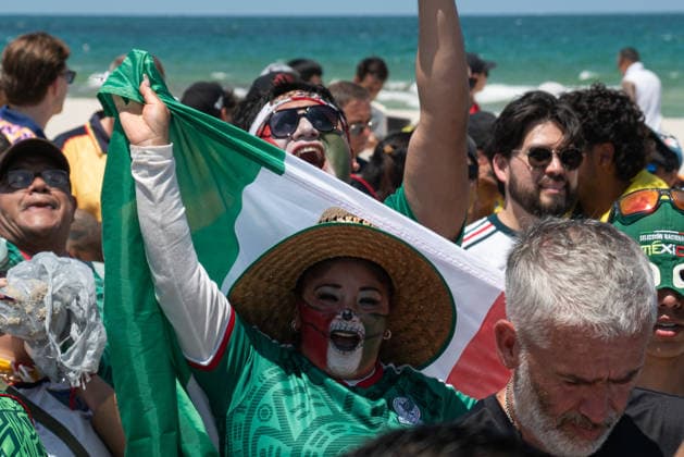 Miami Beach hosts free public kickoff watch party for FIFA World MIAMI BEACH, FLORIDA, UNITED STATES - JUNE 11: Mexican fans, with their faces painted in the colors of the flag, celebrate on the beach during the live broadcast of the opening ceremony of the 2026 FIFA World Cup, WM, Weltmeisterschaft, Fussball and the opening match between Mexico and South Africa on giant screens located along the boardwalk in Miami Beach, Florida, on June 11, 2026. Jesus Olarte Anadolu Miami United States. Editorial use only. Please get in touch for any other usage.  Copyright: x2026xAnadoluxJesusxOlartex