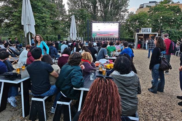 Berlin, Deutschland, 11.06.2026: BRLO Brwhouse: Public Viewing zur Fußball-Weltmeisterschaft: Fans und Interessierte sitzten beim Eröffnungsspiel Mexiko-Südafrika in einem Biergarten und betrachten das Spiel auf einer Großleinwand