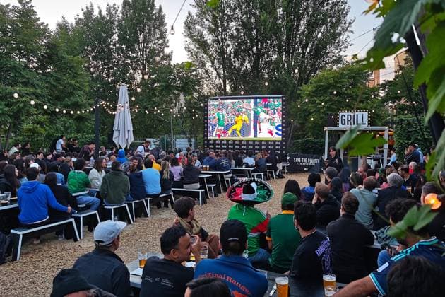 Berlin, Deutschland, 11.06.2026: BRLO Brwhouse: Public Viewing zur Fußball-Weltmeisterschaft: Fans und Interessierte sitzten beim Eröffnungsspiel Mexiko-Südafrika in einem Biergarten und betrachten das Spiel auf einer Großleinwand