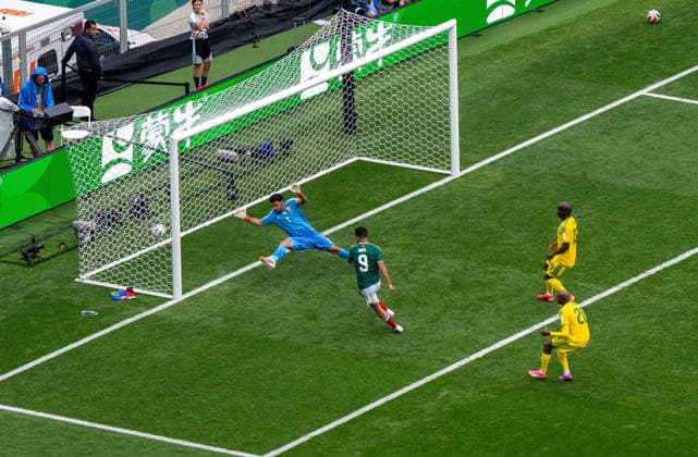 Fußball, Herren, FIFA World Cup, WM, Weltmeisterschaft, Fussball 2026 in Mexiko, Kanada und USA, Eröffnungsspiel in Mexiko-City (Gruppe A, 1. Spieltag), Mexiko - Südafrika, Raul Jimenez (Mexiko) erzielt das Tor zum 2:0 gegen Torhüter Ronwen Williams (Südafrika), Nkosinathi Sibisi (Südafrika) und Khuliso Mudau (Südafrika), 11.06. 2026,