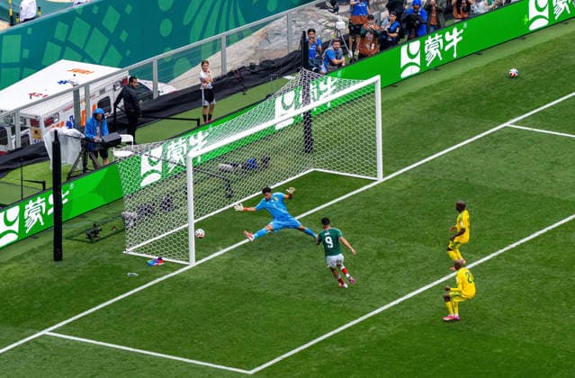 Fußball, Herren, FIFA World Cup, WM, Weltmeisterschaft, Fussball 2026 in Mexiko, Kanada und USA, Eröffnungsspiel in Mexiko-City (Gruppe A, 1. Spieltag), Mexiko - Südafrika, Raul Jimenez (Mexiko) erzielt das Tor zum 2:0 gegen Torhüter Ronwen Williams (Südafrika), Nkosinathi Sibisi (Südafrika) und Khuliso Mudau (Südafrika), 11.06. 2026,