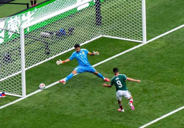 Fußball, Herren, FIFA World Cup, WM, Weltmeisterschaft, Fussball 2026 in Mexiko, Kanada und USA, Eröffnungsspiel in Mexiko-City (Gruppe A, 1. Spieltag), Mexiko - Südafrika, Raul Jimenez (Mexiko) erzielt das Tor zum 2:0 gegen Torhüter Ronwen Williams (Südafrika), 11.06. 2026, *** Soccer, Men, FIFA World Cup 2026 in Mexico, Canada and USA, Opening match in Mexico City Group A, Matchday 1 , Mexico South Africa, Raul Jimenez Mexico scores the 2-0 goal against goalkeeper Ronwen Williams South Africa , 11 06 2026, Copyright: xMatthiasxKochx