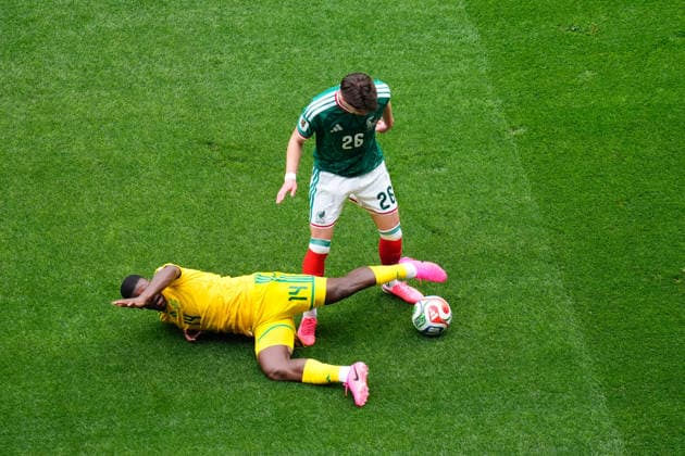 Mexico v South Africa: Group A - FIFA World Cup, WM, Weltmeisterschaft, Fussball 2026 Brian Gutierrez of Mexico and Mbekezeli Mbokazi of South Africa compete for the ball during the FIFA World Cup 2026 Group A match between Mexico and South Africa at Mexico City Stadium on June 11, 2026 in Mexico City, Mexico. Mexico City Mexico  Copyright: xJosexBretonx originalFilename:bretonhernandez-mexicovs260611_nptN0.jpg