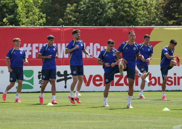 (260612) -- TORONTO, June 12, 2026 -- Players of Bosnia and Herzegovina attend a training session ahead of the group stage match against Canada at the FIFA World Cup, WM, Weltmeisterschaft, Fussball 2026 in Toronto, Canada, June 11, 2026. (Photo by Xinhua) (SP)CANADA-TORONTO-FOOTBALL-FIFA WORLD CUP-TEAM BOSNIA AND HERZEGOVINA-TRAINING ZouxZheng 
