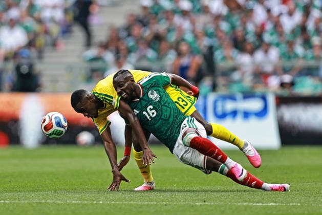 June 11, 2026, Mexico City, Mexico City, Mexico: Julian Quinones of Mexico battles for possession ball with Sphephelo Sithole of South Africa, during the match between Mexico and South Africa for the 1st round of the group A of the FIFA World Cup, WM, Weltmeisterschaft, Fussball 2026, at Mexico City Stadium, in Mexico City, Mexico on June 11, 2026. Mexico City Mexico - ZUMAh208 20260611_zsp_h208_006 Copyright: xHeulerxAndreyx