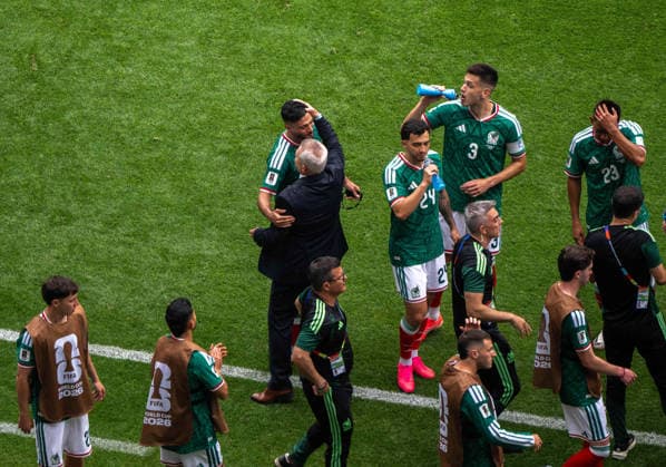 Fußball, Herren, FIFA World Cup, WM, Weltmeisterschaft, Fussball 2026 in Mexiko, Kanada und USA, Eröffnungsspiel in Mexiko-City (Gruppe A, 1. Spieltag), Mexiko - Südafrika, Raul Jimenez (Mexiko), Trainer Javier Aguirre Onaindia (Mexiko), Jubel nach Tor zum 2:0, 11.06. 2026,