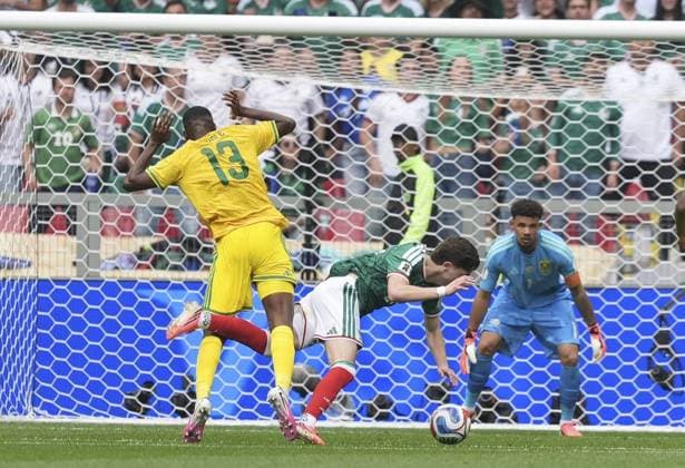 Mexico v South Africa - FIFA World Cup, WM, Weltmeisterschaft, Fussball 2026 - Group A MEXICO CITY, MEXICO - JUNE 11: Sphephelo Sithole (13) of South Africa tackles a player as he receives red card during the World Cup First Stage Group A match between Mexico and South Africa at Estadio Azteca (Mexico Stadium) in Mexico City, Mexico on June 11, 2026. Juancho Torres Anadolu Mexico City Mexico. Editorial use only. Please get in touch for any other usage.  Copyright: x2026xAnadoluxJuanchoxTorresx