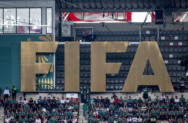Fußball, Herren, FIFA World Cup, WM, Weltmeisterschaft, Fussball 2026 in Mexiko, Kanada und USA, Eröffnungsspiel in Mexiko-City (Gruppe A, 1. Spieltag), Mexiko - Südafrika, FIFA-Logo vor leeren Sitzplätzen, 11.06. 2026,