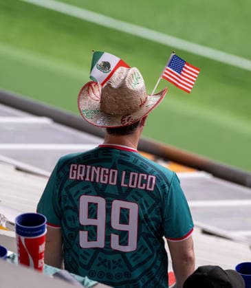 Fußball, Herren, FIFA World Cup, WM, Weltmeisterschaft, Fussball 2026 in Mexiko, Kanada und USA, Eröffnungsspiel in Mexiko-City (Gruppe A, 1. Spieltag), Mexiko - Südafrika, Fan mit Cowboy-Hut und mexikanischer sowie der US-Flagge, 11.06. 2026,