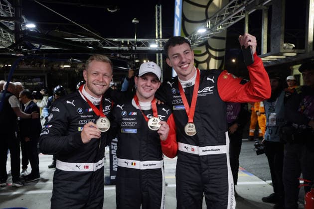 Kevin Magnussen (DE), Schnellster Dries Vanthoor (BEL) und Raffaele Marciello (SUI) BMW M Hybrid V8 15 mit den Medallien für die Hyperpole in der Box, 24 Stunden Le Mans Rennen, Frankreich, WEC Langstrecken- Weltmeisterschaft, 11.06.2026, Qualifiyng, Pole Position