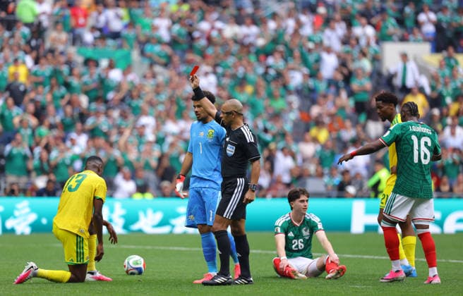 MEXICO CITY, MEXICO - JUNE 11: Referee Wilton Sampaio shows a red card to Yaya Sithole of South Africa during the FIFA World Cup, WM, Weltmeisterschaft, Fussball 2026 Group A match between Mexico and South Africa at Mexico City Stadium on June 11, 2026 in Mexico City, Mexico.  Copyright: xMBxMediax